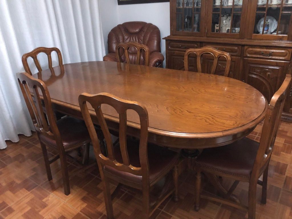 3 sofás de sala , 1 móvel e 1 mesa com 6 cadeiras