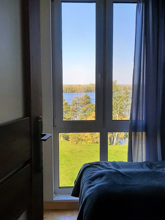 Domek letniskowy nad jeziorem Dadaj, linia brzegowa, pomost, łódki