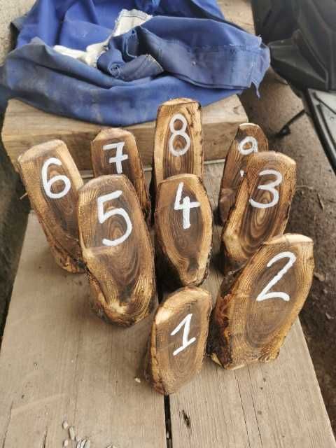 Drewniane numerki na stół