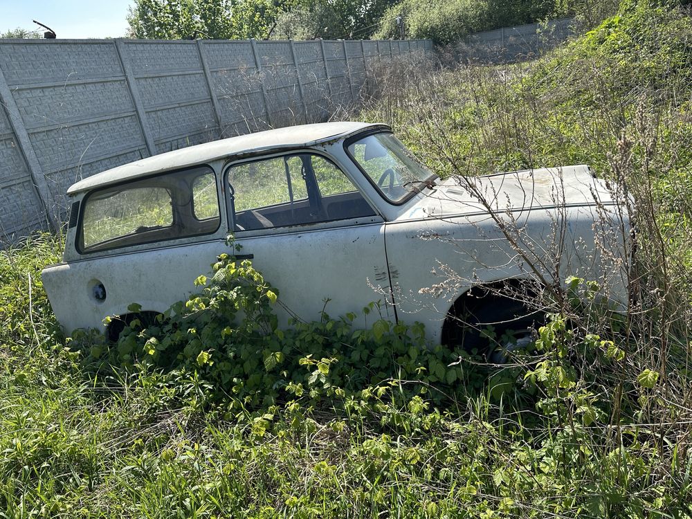 Trabant bez silnika na części