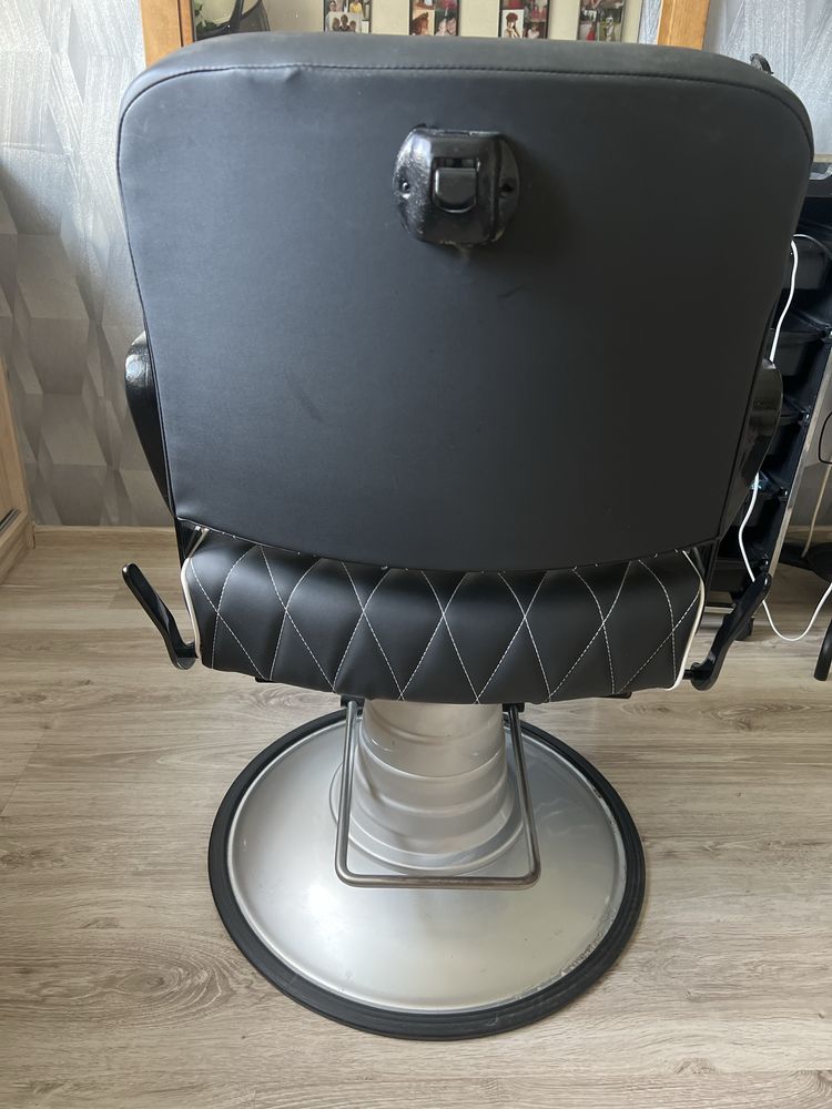 Fotel Fryzjerski Barberski HOMER po kompleksowej renowacji jak nowy