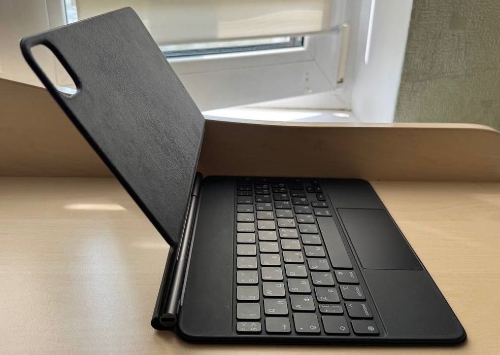 Оригинальная клавиатура-чехол Apple Magic Keyboard для iPad 11”