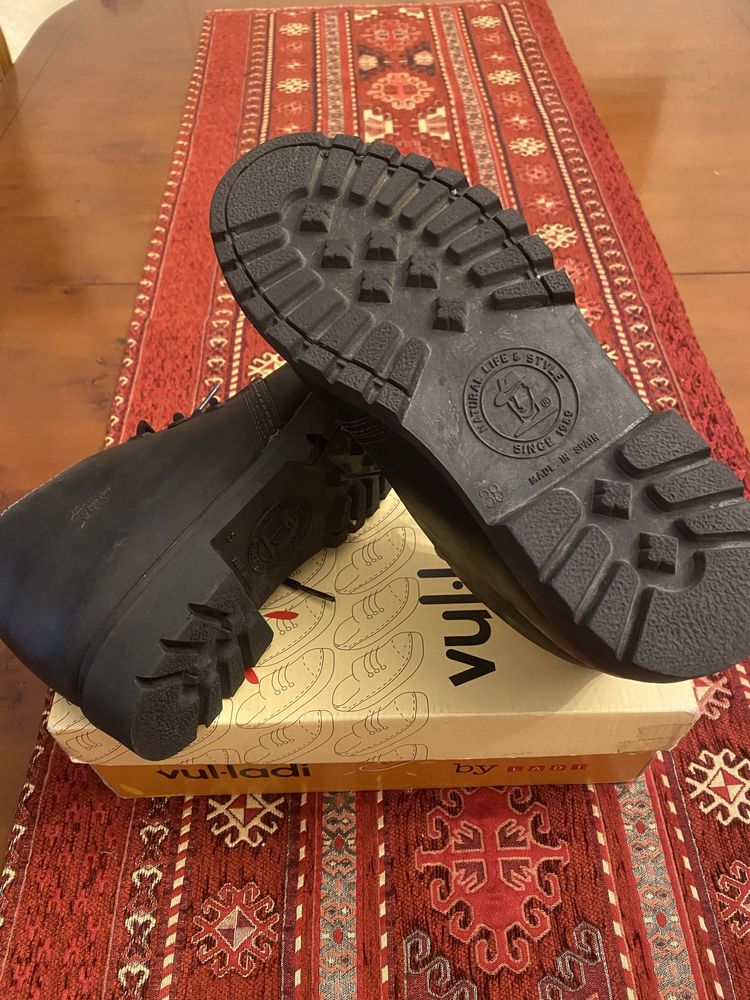 Botas de jovem em couro.