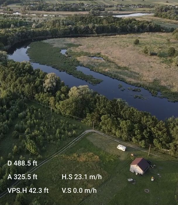 Усамітнений будинок біля річки