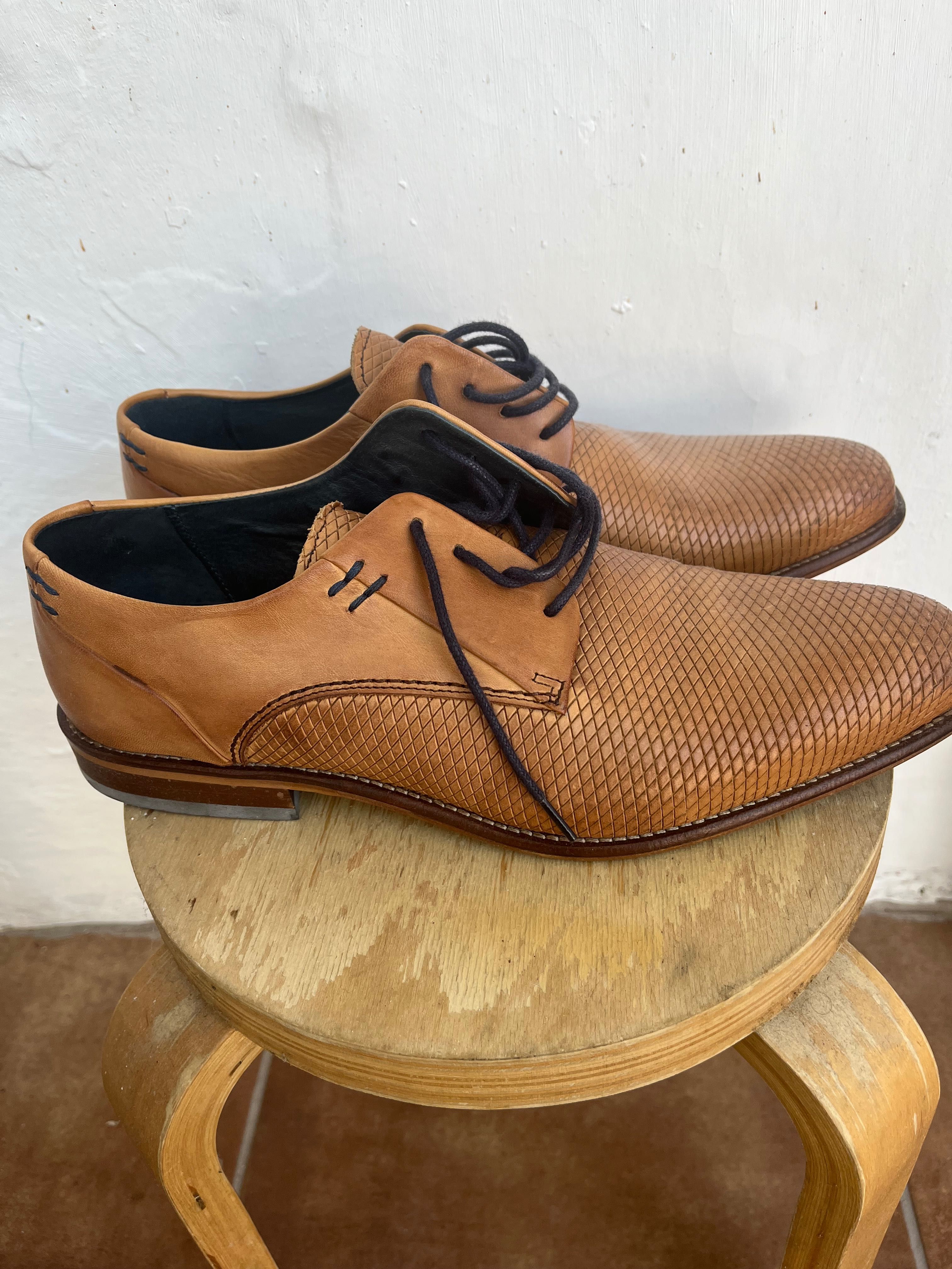 Par de sapatos em cabedal