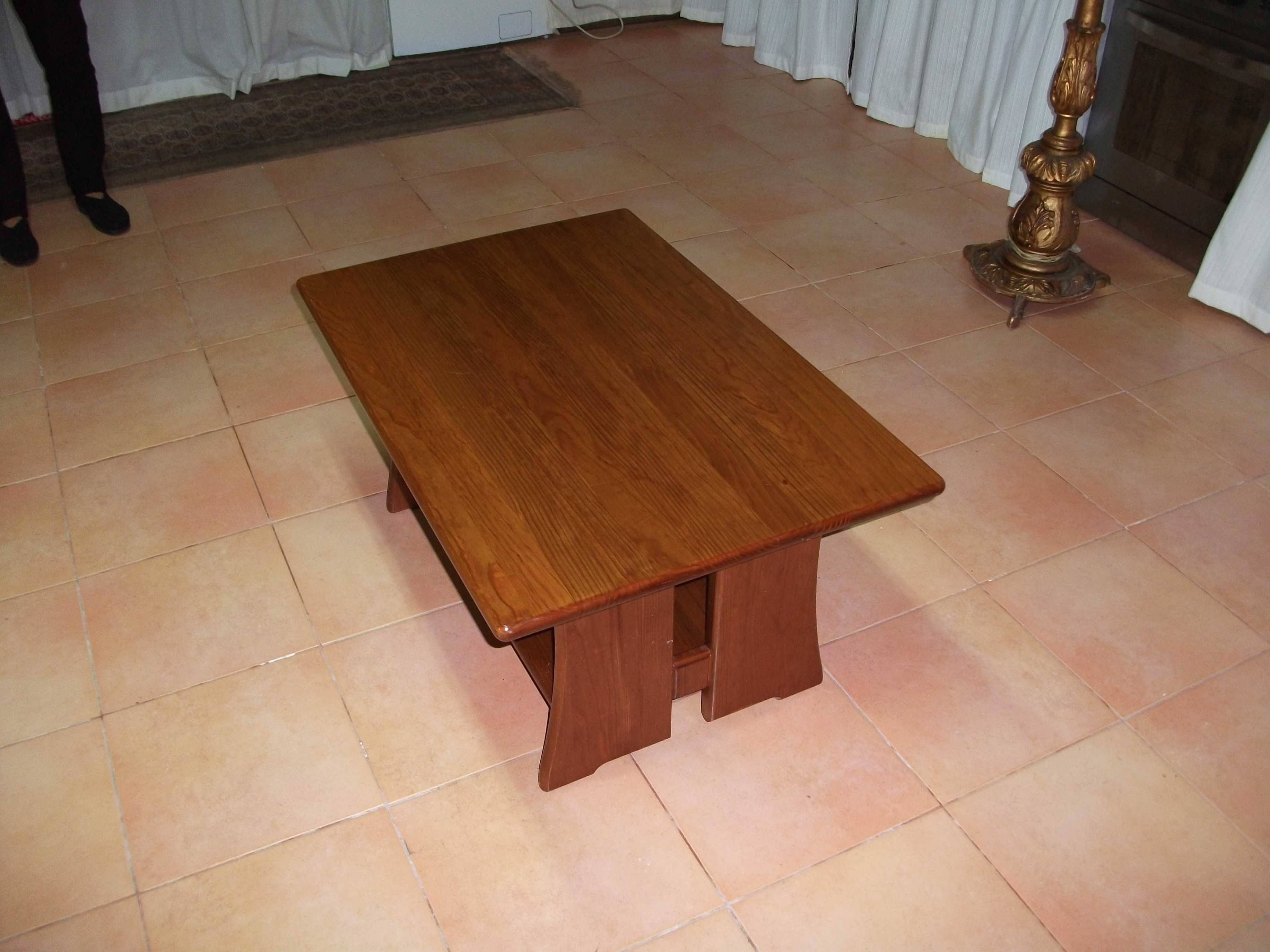 Mesa de apoio de sala em madeira 90X60