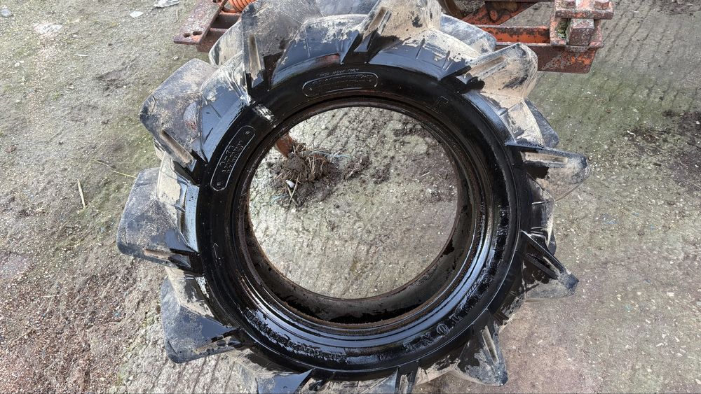 Pneu para trator pequeno