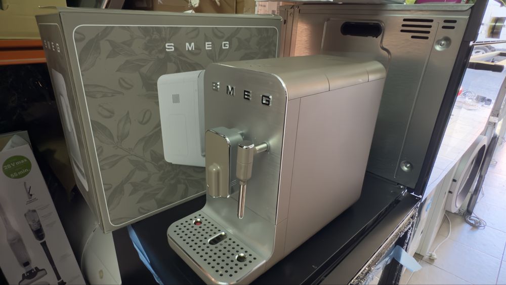 Máquina de Café SMEG BCC02TPMEU com cappuccinador (19 bar - Taupe)
