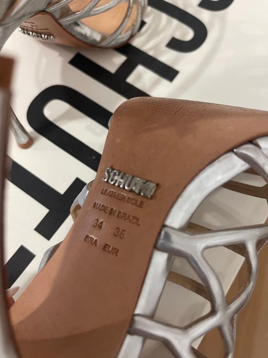 Sapato Schutz cinza metalizado