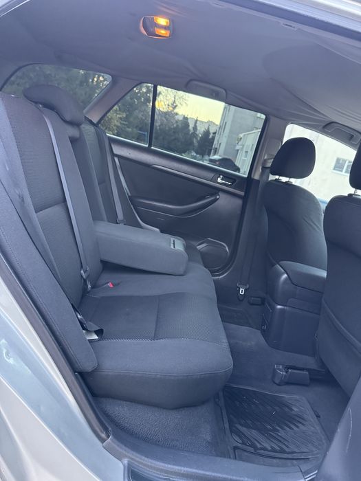 Toyota Avensis 2,0d механіка дизельний універсал в гарному стані