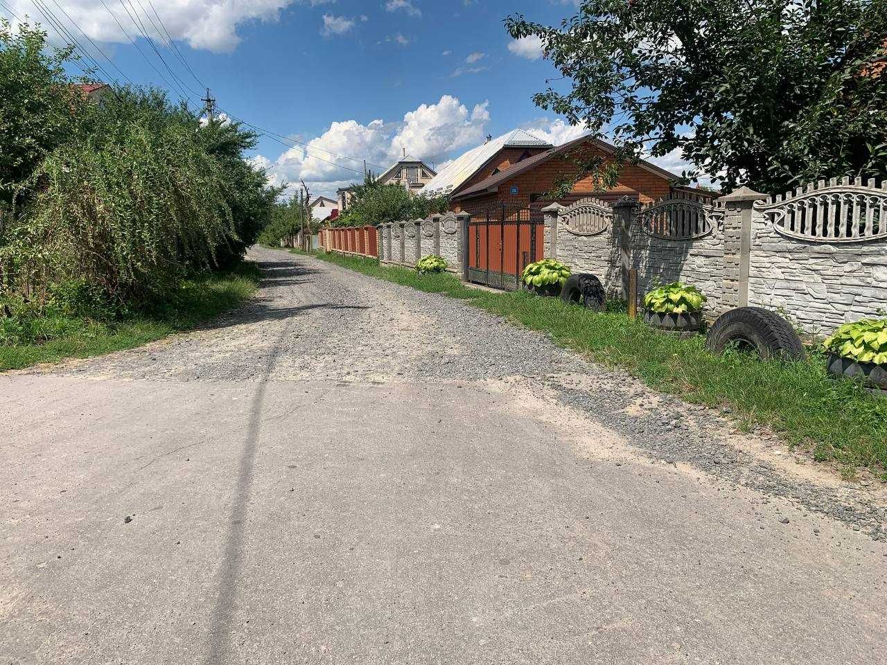 земельна ділянка. поруч маршрутка