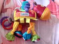 Lamaze rycerz na koniu grzechotka zawieszka do wózka