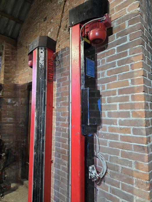 Podnosnik dwukolumnowy śrubowy