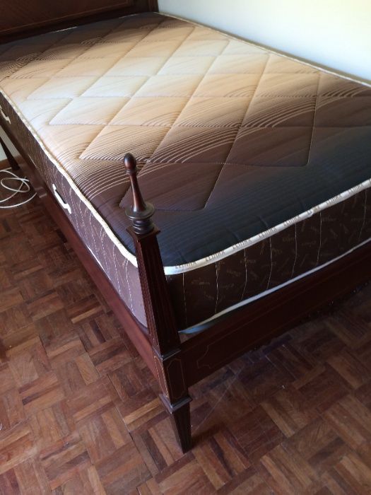 Cama single D. Maria II como nova e com estrado