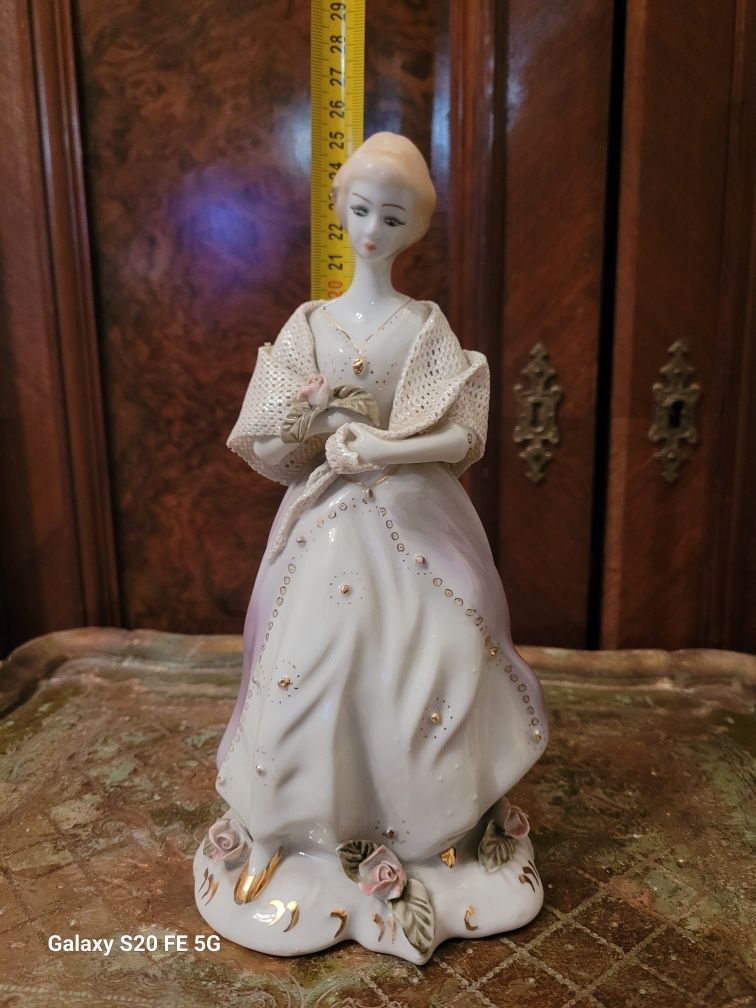 Porcelana stara figurka dama koronka PRL