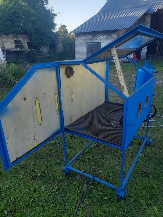 Kabina do piaskowania z piaskarką syfonową