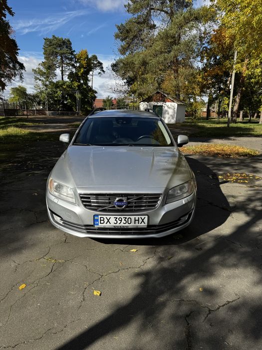 Автомобіль сірий Volvo V70
