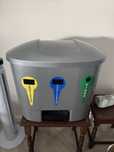 Caixote de reciclagem como novo