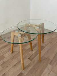 Mesas de vidro temperado e pés em madeira