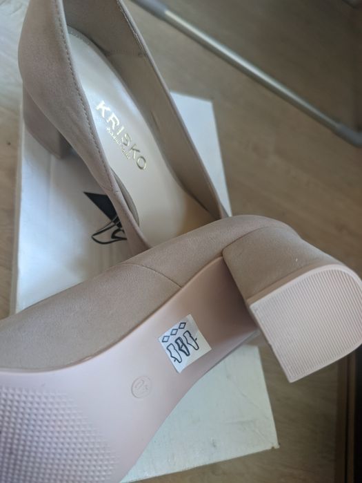 Buty na obcasie r.40