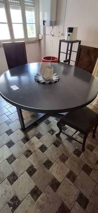 Mesa redonda para refeições em aço cromado e tampo de vidro temperad "