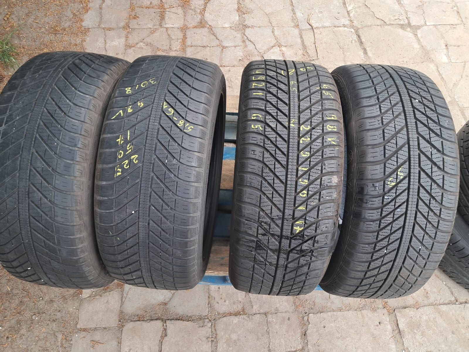 Opony wielosezonowe 225/50/17 98V Goodyear
