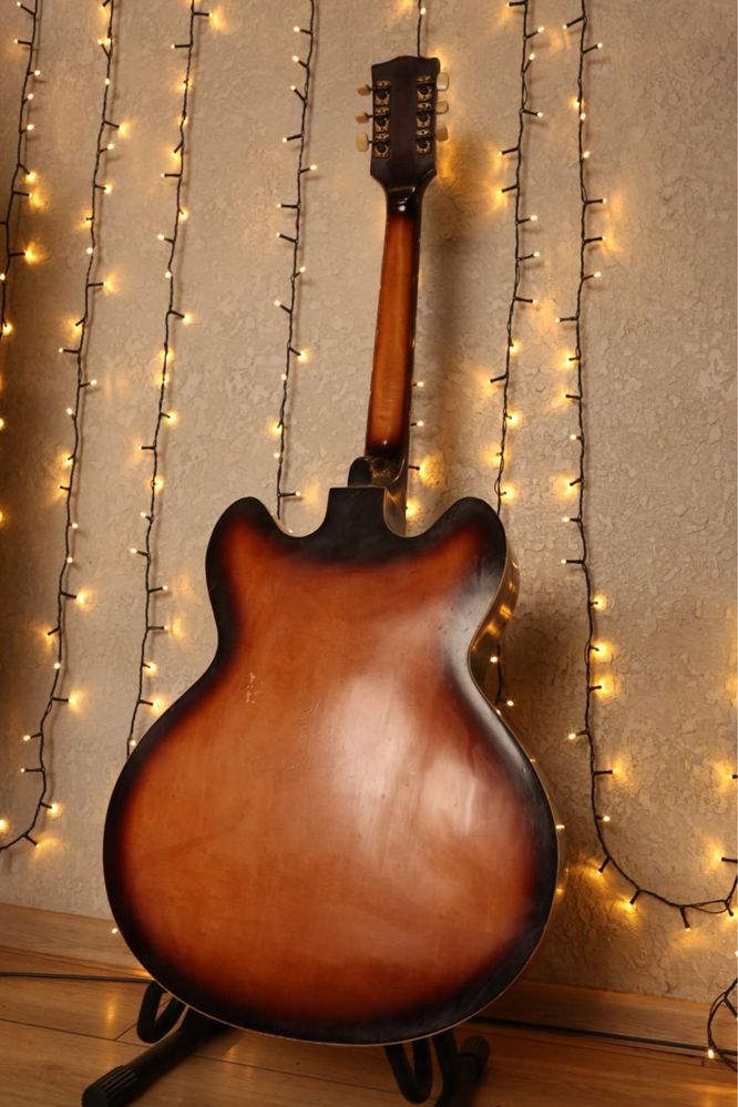 Hollowbody Vintage Guitar.