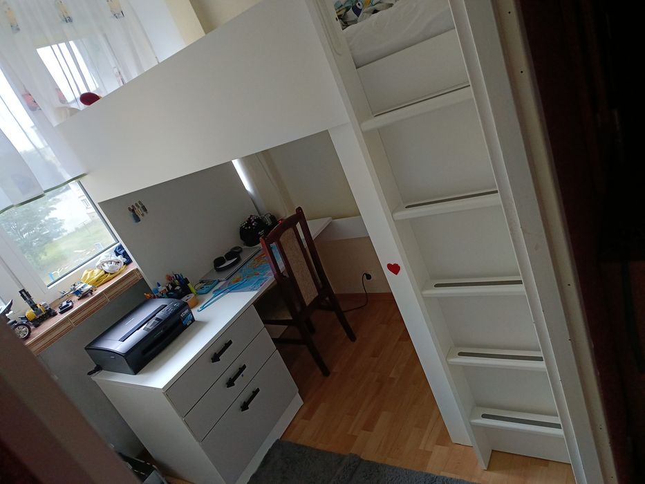 Łóżko piętrowe z biurkiem.