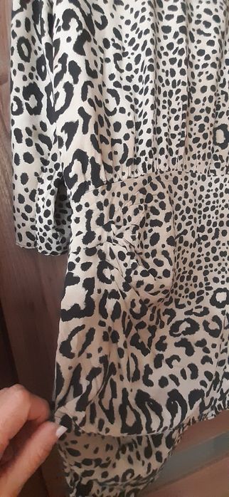 Sukienka w zwierzęcy deseń Zara