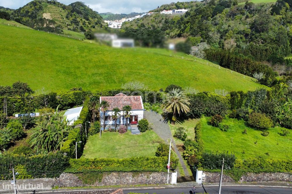 Moradia T4 inserida em quinta - Caloura