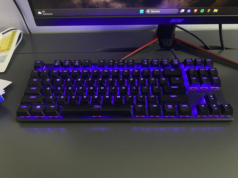 Komputer stacjonarny z monitorem i calym set-upem.