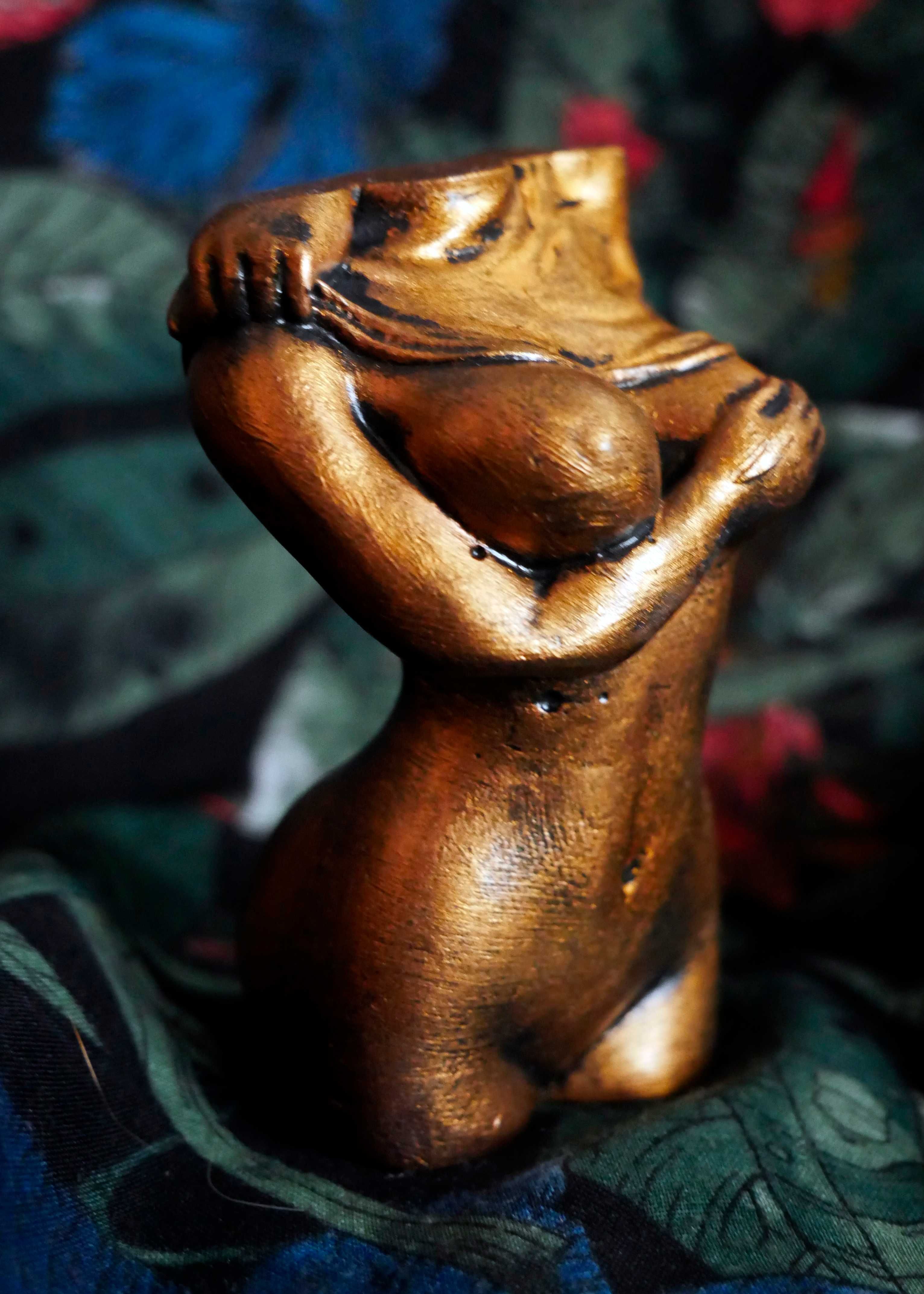 Rzeźba z gipsu, złota kobieta wys. 9 cm