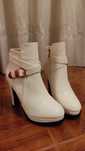 Botas brancas com fivela dourada e pêlo