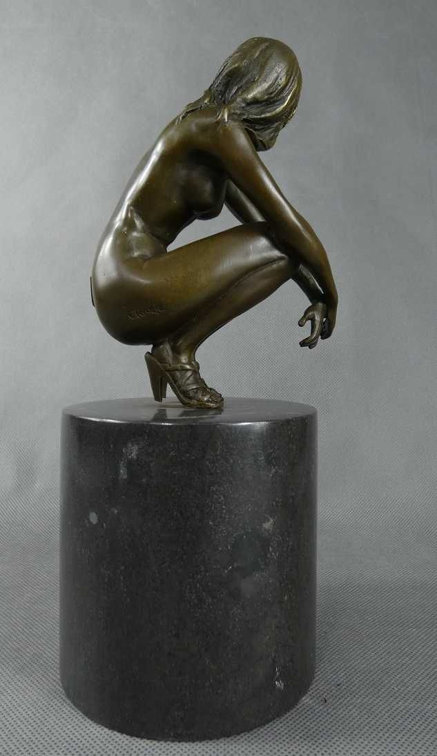 AKT Kobieta kucająca pozująca BRĄZ marmur figura RZEŹBA sygnowana 4kg