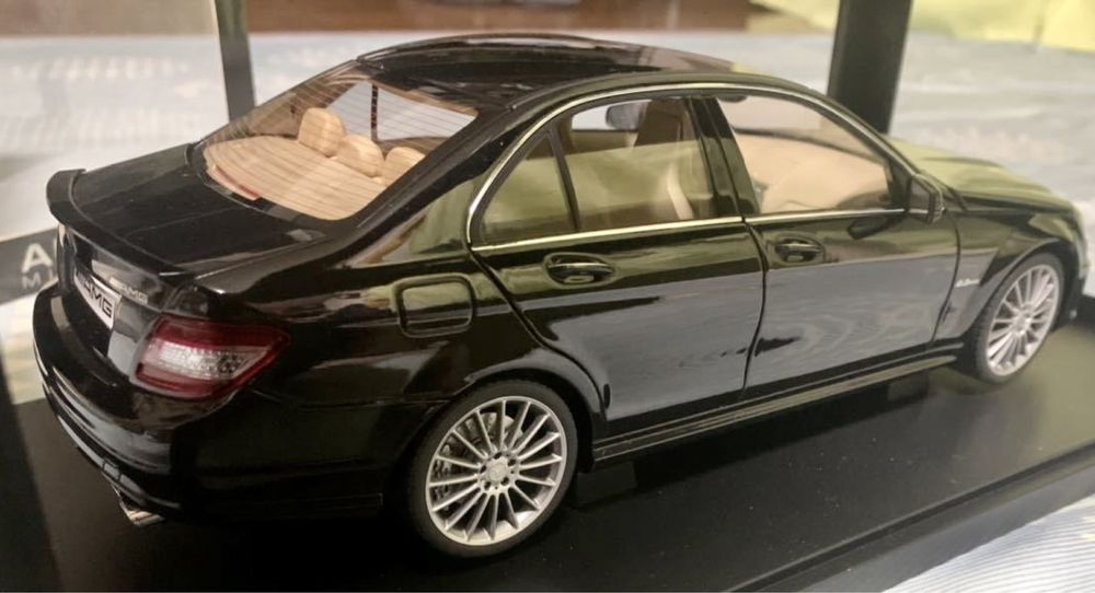 Модель 1/18 AUTOart Mercedes-Benz (W204) C63 AMG