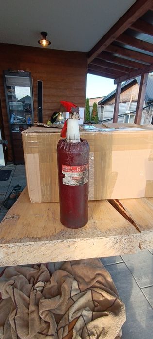 Stara gaśnica samochodowa z futerałem.