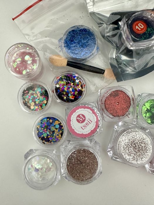 Duży zestaw manicure kuferek lakiery hybrydowe pyłki zdobienia brokat