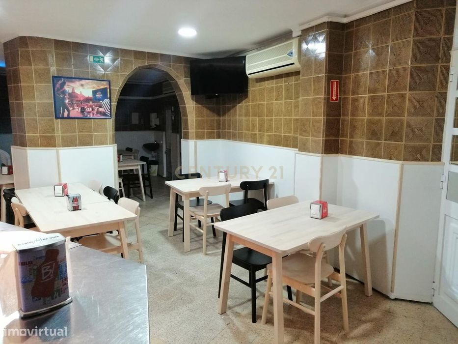 Imóvel com Duas Frações Autónomas Interligadas – Café em Funcionamento