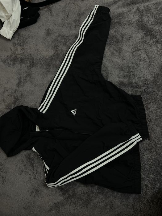 Чорна куртка адідас жіноча