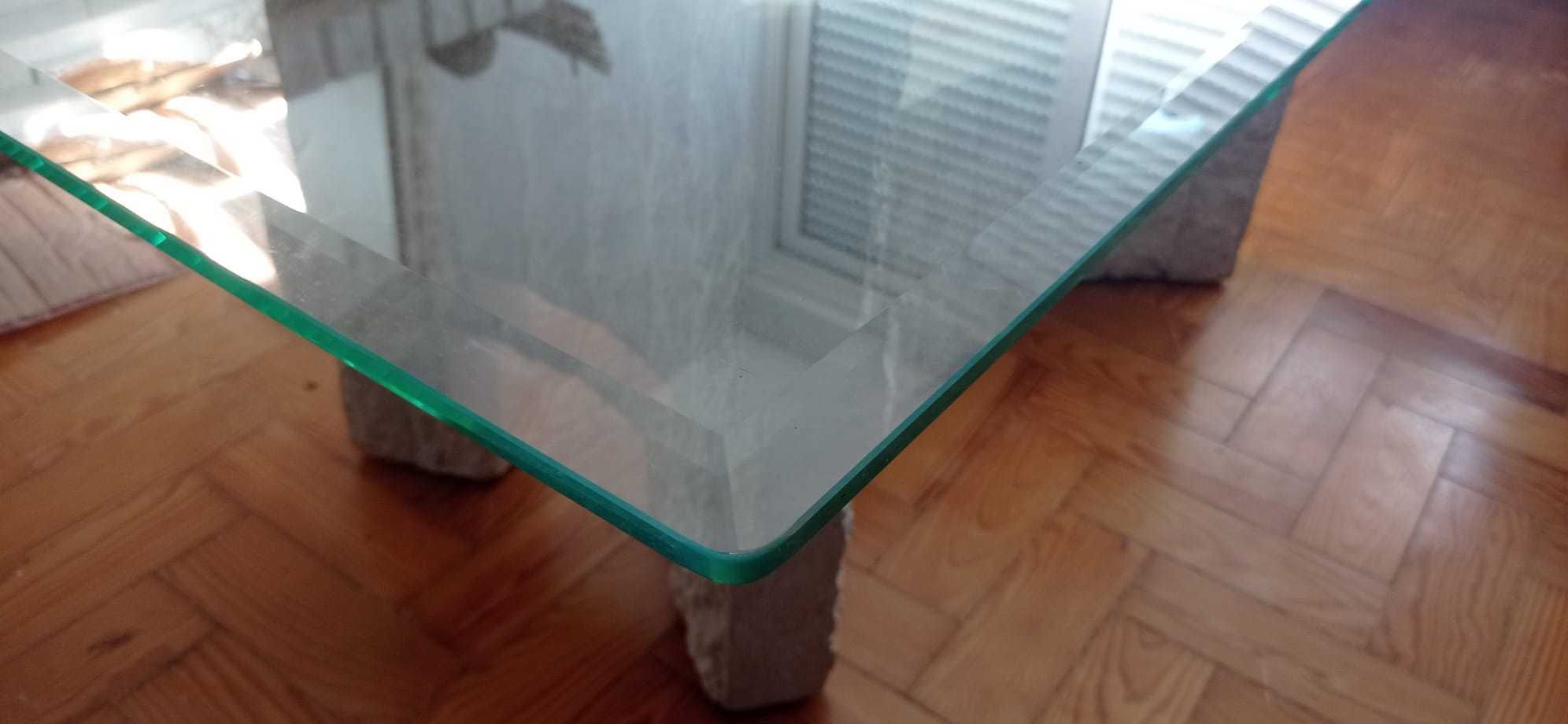 Mesa de centro com base de pedra e tampo de vidro