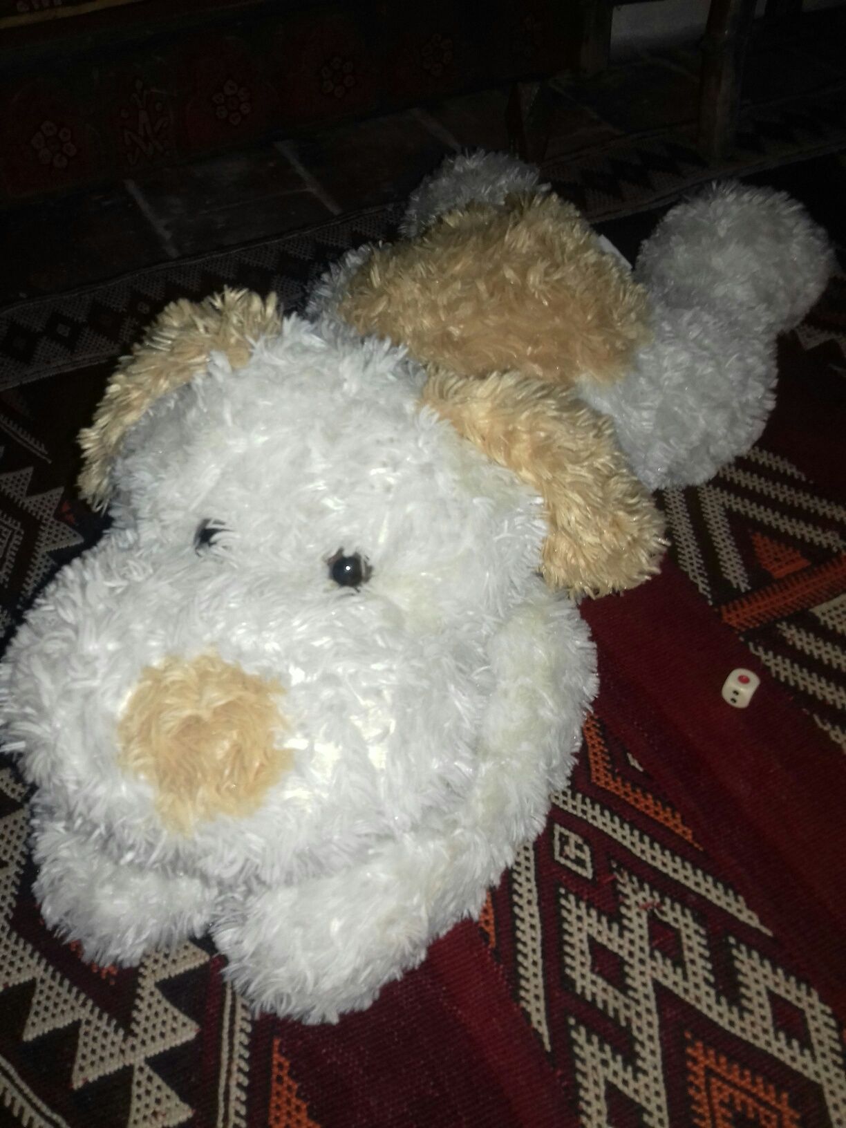 Peluches cães e macaco.