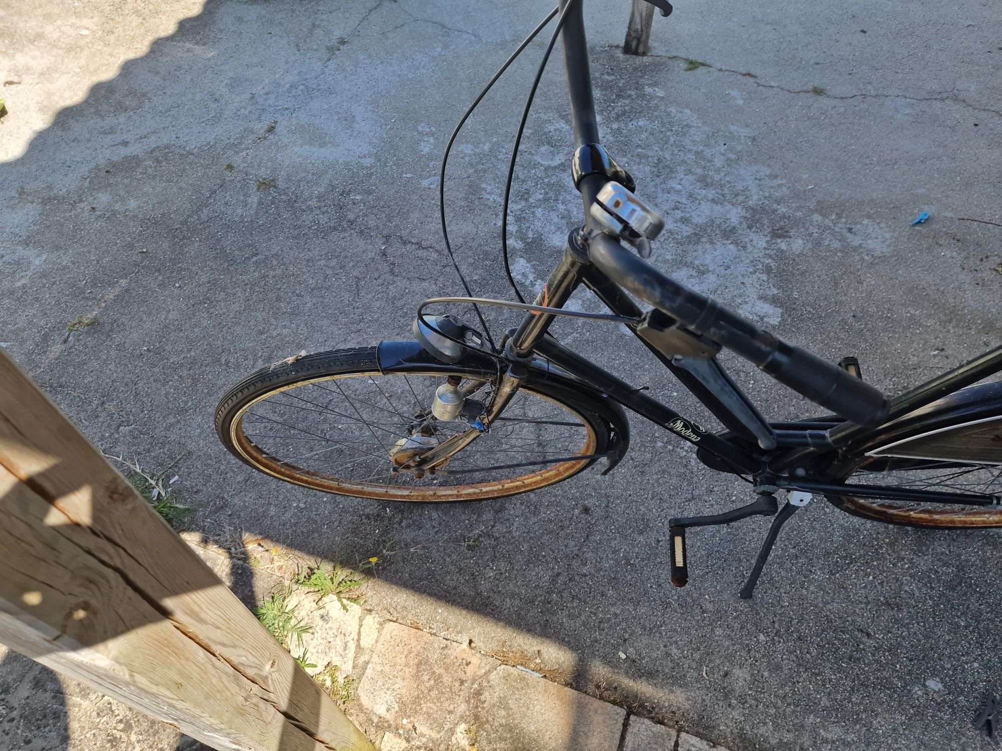 Bicicleta preta a famosa pasteleira