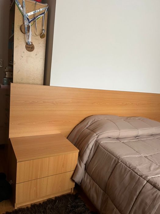 Cama de casal com 2 mesinhas de cabeceira