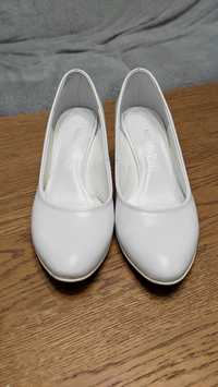 Buty na obcasie białe ślubne Karollo Violli