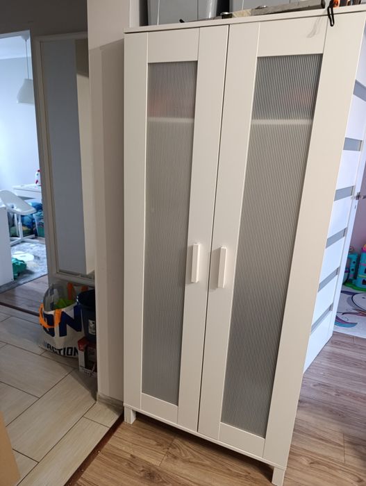 Szafa biała, mleczne drzwi