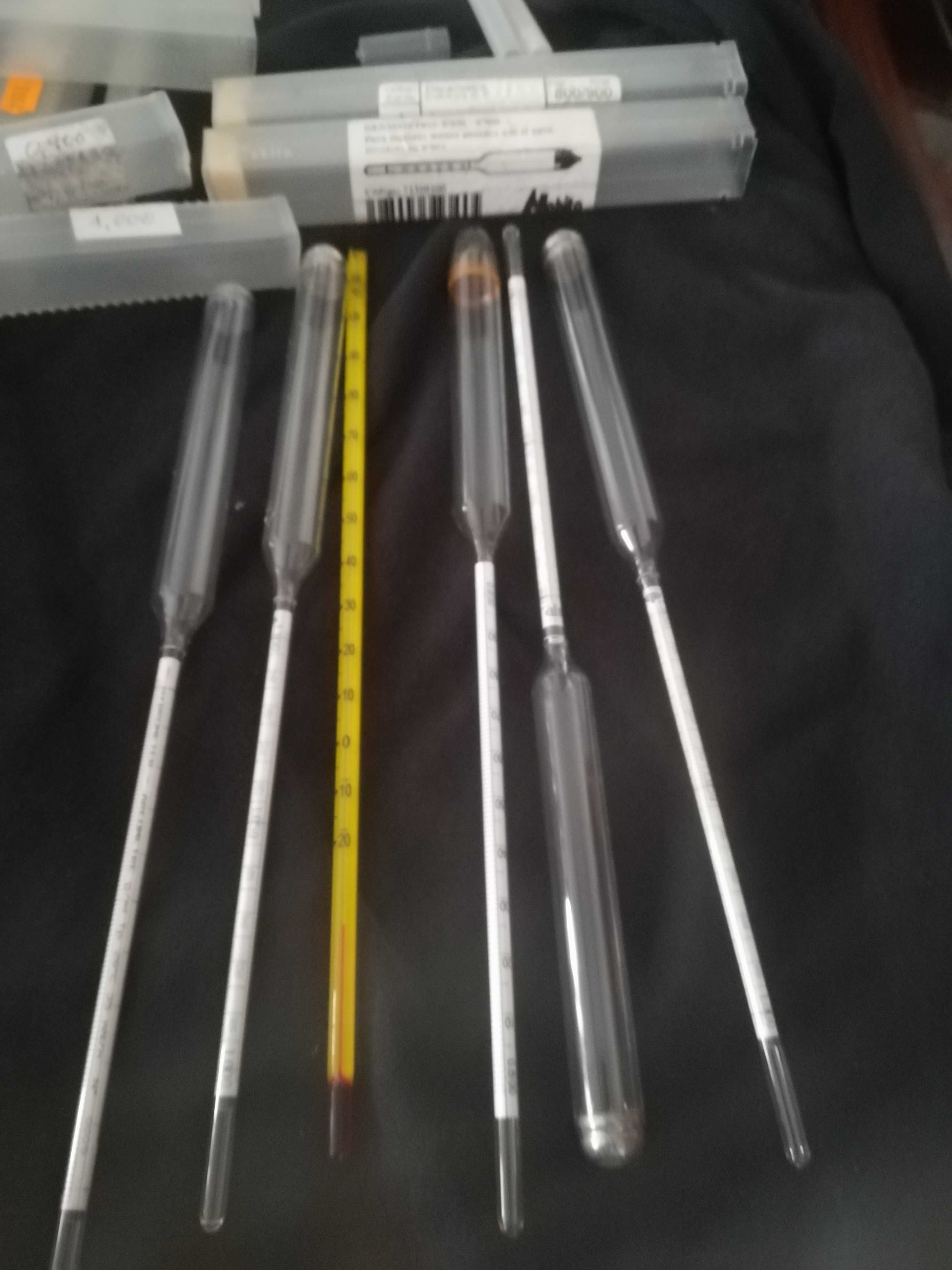 Frascos de vidro de laboratório entre outras coisas. Antiguidades