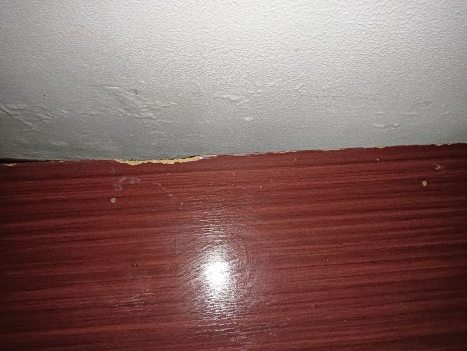 Comoda com algumas marcas de uso