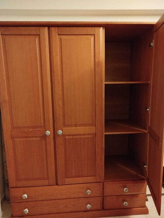 Roupeiro em pinho mel