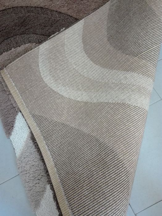 Carpete Castanha, Bege e Branca