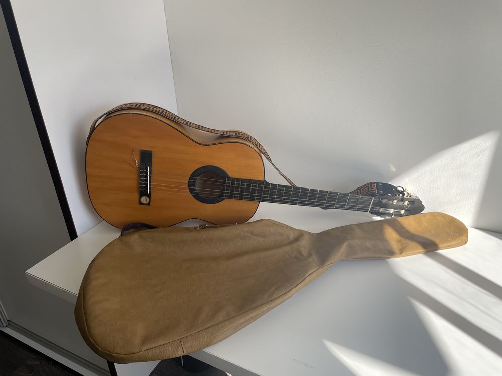 Gitara klasyczna model Studioso II 1980 r. z pokrowcem i paskiem
